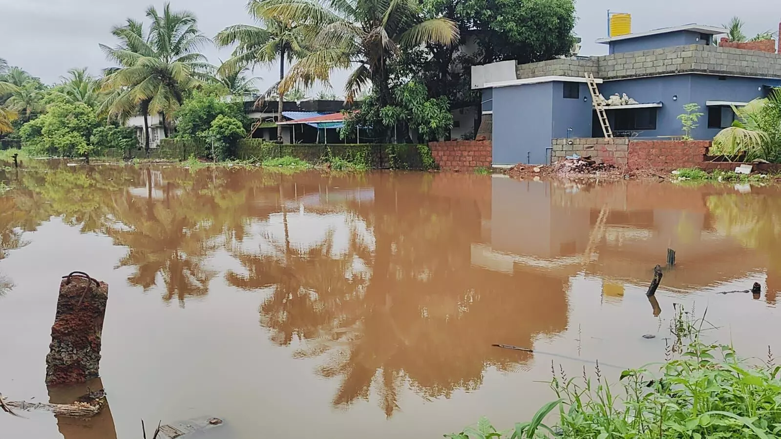 ಹನೀಫಾಬಾದ್ ನಲ್ಲಿ ಜಲಾವೃತಗೊಂಡ ಮನೆ; ಪಂಚಾಯತ್ ಅಧಿಕಾರಿಯಿಂದ ಸ್ಥಳ ಪರಿಶೀಲನೆ ಹನೀಫಾಬಾದ್ ನಲ್ಲಿ ಜಲಾವೃತಗೊಂಡ ಮನೆ; ಪಂಚಾಯತ್ ಅಧಿಕಾರಿಯಿಂದ ಸ್ಥಳ ಪರಿಶೀಲನೆ