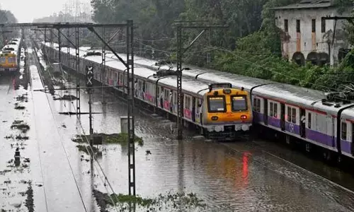 ಮುಂಬೈನಲ್ಲಿ ಧಾರಾಕಾರ ಮಳೆ, ರೈಲು ಸಂಚಾರ ಅಸ್ತವ್ಯಸ್ತ