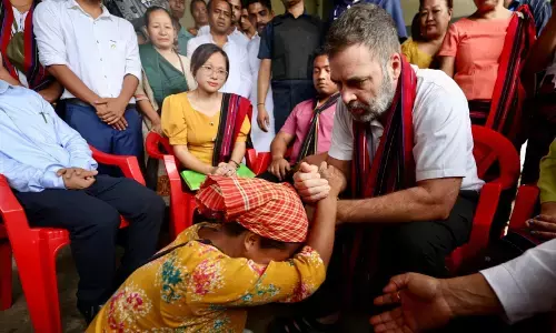 ಅಸ್ಸಾಂ | ಲಖೀಪುರ್ ಪರಿಹಾರ ಶಿಬಿರಗಳಲ್ಲಿರುವ ನೆರೆ ಸಂತ್ರಸ್ತರನ್ನು ಭೇಟಿಯಾದ ರಾಹುಲ್ ಗಾಂಧಿ