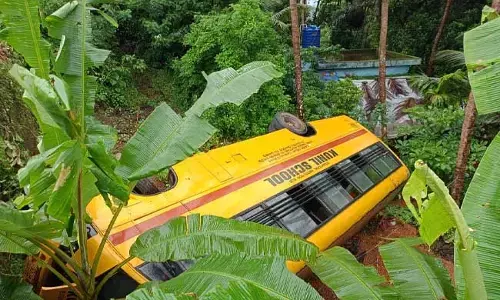 ಕಾಸರಗೋಡು:  ಶಾಲಾ ಬಸ್ ಪಲ್ಟಿ; ಚಾಲಕ, ಕ್ಲೀನರ್‌ ಸಹಿತ ಇಬ್ಬರು ವಿದ್ಯಾರ್ಥಿಗಳಿಗೆ ಗಾಯ
