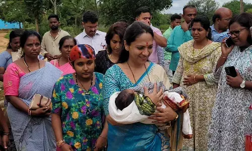 ಗೃಹ ಸಚಿವರ ಸ್ವಕ್ಷೇತ್ರದಲ್ಲಿ ಊರ ಹೊರಗಿಟ್ಟಿದ್ದ ಬಾಣಂತಿ, ಹಸುಗೂಸುಗಳನ್ನು ಮನೆಗೆ ಸೇರಿಸಿದ ಮಹಿಳಾ ಆಯೋಗದ ಅಧ್ಯಕ್ಷೆ