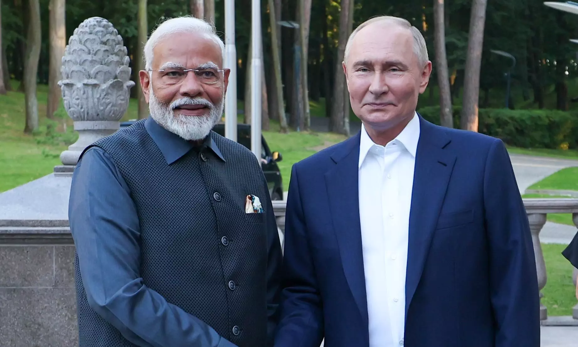 ಪುಟಿನ್ ರತ್ನಗಂಬಳಿ ಸ್ವಾಗತ; ಮೋದಿಗೆ ಖಾಸಗಿ ಔತಣ! ಪುಟಿನ್ ರತ್ನಗಂಬಳಿ ಸ್ವಾಗತ; ಮೋದಿಗೆ ಖಾಸಗಿ ಔತಣ!