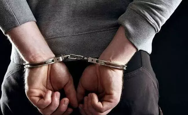 ಮಾನವ ಕಳ್ಳಸಾಗಣೆ ಪ್ರಕರಣ | ಭಾರತೀಯ ಮೂಲದ 4 ಮಂದಿ ಬಂಧನ ಮಾನವ ಕಳ್ಳಸಾಗಣೆ ಪ್ರಕರಣ | ಭಾರತೀಯ ಮೂಲದ 4 ಮಂದಿ ಬಂಧನ