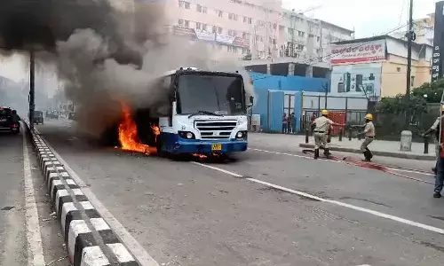 ಬೆಂಗಳೂರು | ಎಂ.ಜಿ. ರಸ್ತೆಯಲ್ಲಿ ಹೊತ್ತಿ ಉರಿದ ಬಿಎಂಟಿಸಿ ಬಸ್: ಪ್ರಯಾಣಿಕರು ಪಾರು