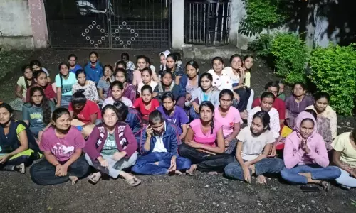 ಕಲಬುರಗಿ: ವಿವಿ ಹಾಸ್ಟೆಲ್ ವಿದ್ಯಾರ್ಥಿನಿಯರ ಅಹೋರಾತ್ರಿ ಧರಣಿ