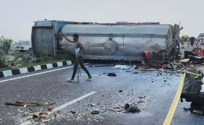 ಆಗ್ರಾ-ಲಕ್ನೊ ಎಕ್ಸ್ಪ್ರೆಸ್ ಹೆದ್ದಾರಿಯಲ್ಲಿ ಭೀಕರ ಅಪಘಾತ: 18 ಮಂದಿ ಮೃತ್ಯು, 19 ಮಂದಿಗೆ ಗಾಯ ಆಗ್ರಾ-ಲಕ್ನೊ ಎಕ್ಸ್ಪ್ರೆಸ್ ಹೆದ್ದಾರಿಯಲ್ಲಿ ಭೀಕರ ಅಪಘಾತ: 18 ಮಂದಿ ಮೃತ್ಯು, 19 ಮಂದಿಗೆ ಗಾಯ