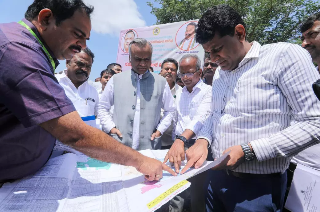 ಬಳ್ಳಾರಿ, ಚಿತ್ರದುರ್ಗ, ತುಮಕೂರು ಜಿಲ್ಲೆಗಳ 1,138 ಗ್ರಾಮಗಳಿಗೆ ತುಂಗಭದ್ರ ಹಿನ್ನೀರು ಬಳಸಿ ನೀರು ಪೂರೈಕೆ : ಪ್ರಿಯಾಂಕ್ ಖರ್ಗೆ ಬಳ್ಳಾರಿ, ಚಿತ್ರದುರ್ಗ, ತುಮಕೂರು ಜಿಲ್ಲೆಗಳ 1,138 ಗ್ರಾಮಗಳಿಗೆ ತುಂಗಭದ್ರ ಹಿನ್ನೀರು ಬಳಸಿ ನೀರು ಪೂರೈಕೆ : ಪ್ರಿಯಾಂಕ್ ಖರ್ಗೆ