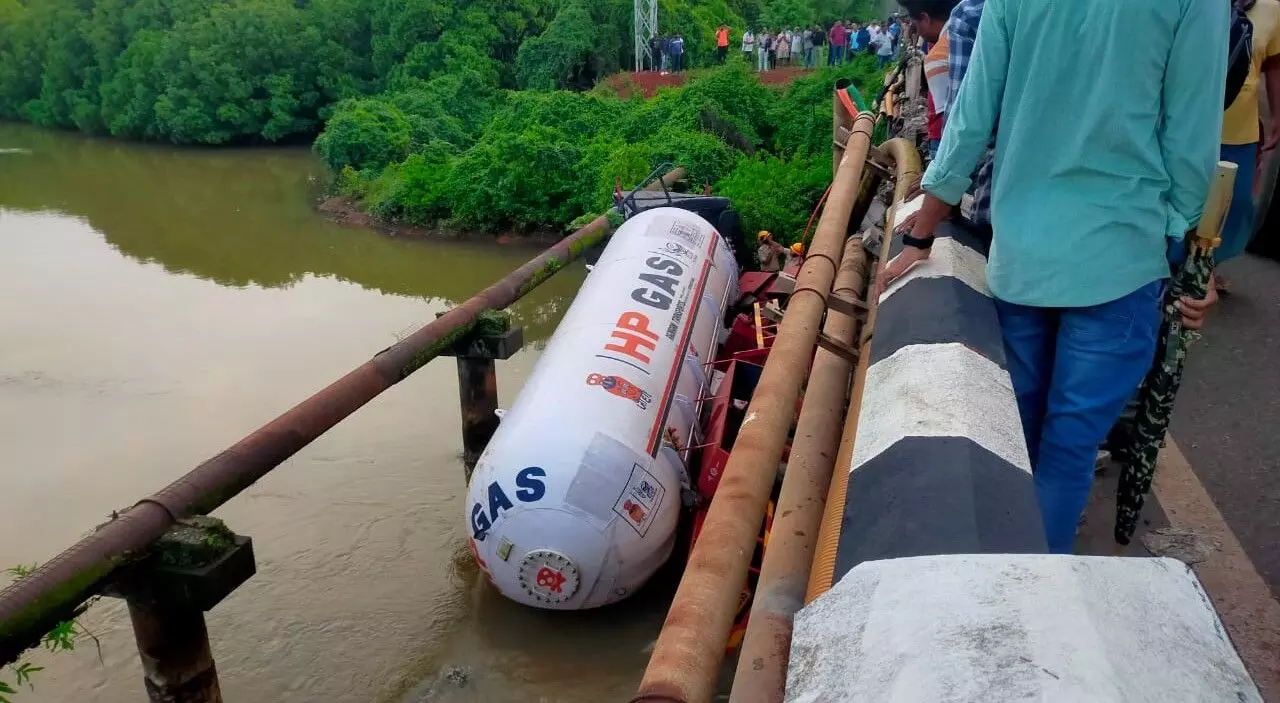 ಕುಮಟಾ: ಸೇತುವೆಗೆ ಢಿಕ್ಕಿ ಹೊಡೆದು ನದಿಗೆ ಬಿದ್ದ ಗ್ಯಾಸ್ ಟ್ಯಾಂಕರ್ ಕುಮಟಾ: ಸೇತುವೆಗೆ ಢಿಕ್ಕಿ ಹೊಡೆದು ನದಿಗೆ ಬಿದ್ದ ಗ್ಯಾಸ್ ಟ್ಯಾಂಕರ್