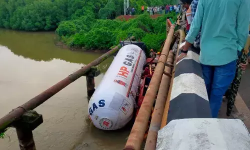 ಕುಮಟಾ: ಸೇತುವೆಗೆ ಢಿಕ್ಕಿ ಹೊಡೆದು ನದಿಗೆ ಬಿದ್ದ ಗ್ಯಾಸ್ ಟ್ಯಾಂಕರ್