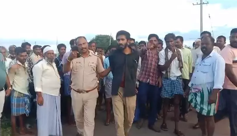 ಹನೂರು | ಹಾಡಹಗಲೇ ಬೈಕ್ ಕಳವಿಗೆ ಯತ್ನ: ಆರೋಪಿಯನ್ನು ಪೊಲೀಸರಿಗೆ ಒಪ್ಪಿಸಿದ ಸಾರ್ವಜನಿಕರು ಹನೂರು | ಹಾಡಹಗಲೇ ಬೈಕ್ ಕಳವಿಗೆ ಯತ್ನ: ಆರೋಪಿಯನ್ನು ಪೊಲೀಸರಿಗೆ ಒಪ್ಪಿಸಿದ ಸಾರ್ವಜನಿಕರು