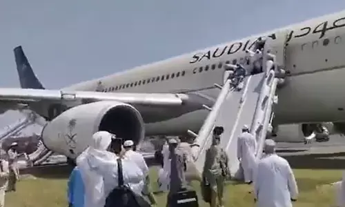 297 ಜನರಿದ್ದ ಸೌದಿ ಏರ್‌ಲೈನ್ಸ್ ವಿಮಾನದಲ್ಲಿ ಬೆಂಕಿ; ತುರ್ತು ಭೂಸ್ಪರ್ಶ