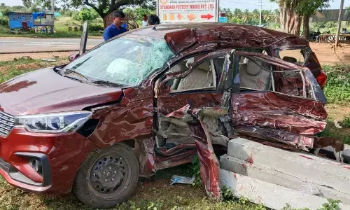 ಮಂಡ್ಯ | ಕಾರು-ಲಾರಿ ನಡುವೆ ಮುಖಾಮುಖಿ ಢಿಕ್ಕಿ : ಮೂವರು ಮೃತ್ಯು