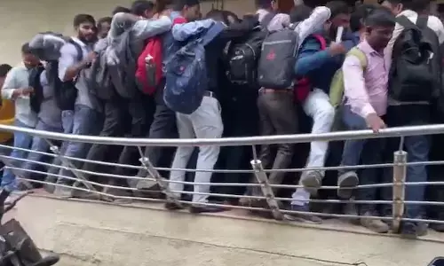 ಗುಜರಾತ್ | ಖಾಸಗಿ ಕಂಪನಿಯೊಂದರ ಸಂದರ್ಶನಕ್ಕೆ ಅಭ್ಯರ್ಥಿಗಳ ನೂಕುನುಗ್ಗಲು: ಕಳಚಿ ಬಿದ್ದ ರೇಲಿಂಗ್