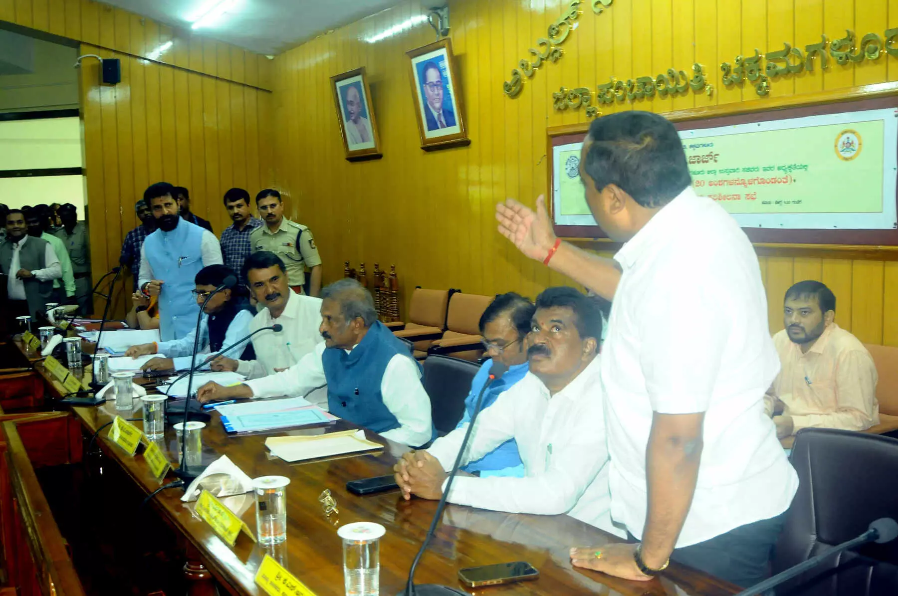 ಚಿಕ್ಕಮಗಳೂರು: ಕೆಡಿಪಿ ಸಭೆಯಲ್ಲಿ ವೇದಿಕೆ ಮೇಲಿನ ಕುರ್ಚಿಗಾಗಿ ಕಾಂಗ್ರೆಸ್, ವಿಪಕ್ಷ ಸದಸ್ಯರ ನಡುವೆ ಮಾತಿನ ಚಕಮಕಿ