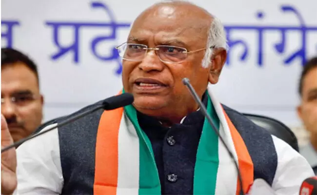 ಮೂಲಭೂತ ಆರ್ಥಿಕ ಸಮಸ್ಯೆಗಳ ಬಗ್ಗೆ ಮೋದಿ ಗಮನಹರಿಸಲಿ: ಮಲ್ಲಿಕಾರ್ಜುನ ಖರ್ಗೆ ಮೂಲಭೂತ ಆರ್ಥಿಕ ಸಮಸ್ಯೆಗಳ ಬಗ್ಗೆ ಮೋದಿ ಗಮನಹರಿಸಲಿ: ಮಲ್ಲಿಕಾರ್ಜುನ ಖರ್ಗೆ