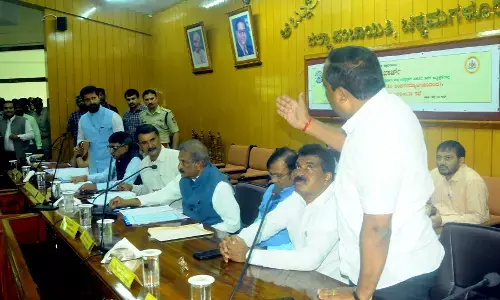 ಚಿಕ್ಕಮಗಳೂರು: ಕೆಡಿಪಿ ಸಭೆಯಲ್ಲಿ ವೇದಿಕೆ ಮೇಲಿನ ಕುರ್ಚಿಗಾಗಿ ಕಾಂಗ್ರೆಸ್, ವಿಪಕ್ಷ ಸದಸ್ಯರ ನಡುವೆ ಮಾತಿನ ಚಕಮಕಿ