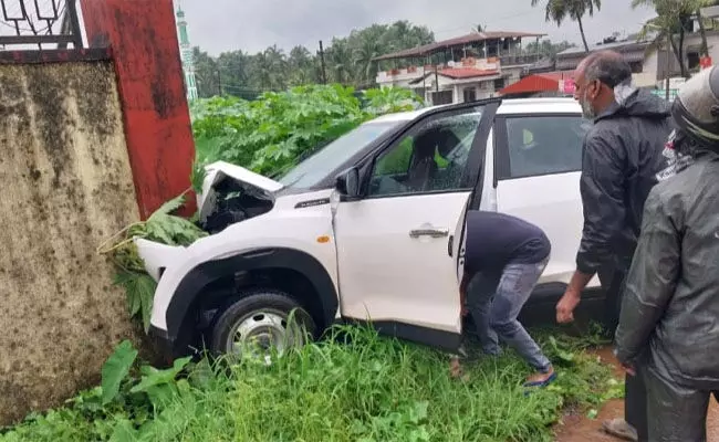 ತಲಪಾಡಿ: ಆವರಣ ಗೋಡೆಗೆ ಕಾರು ಢಿಕ್ಕಿ; ಚಾಲಕನಿಗೆ ಗಾಯ
