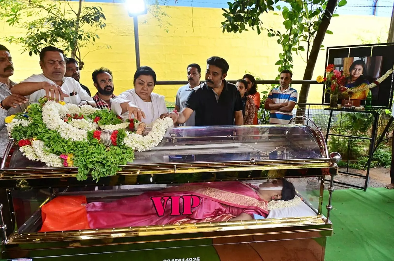 ಸಕಲ ಪೊಲೀಸ್ ಗೌರವಗಳೊಂದಿಗೆ ನಿರೂಪಕಿ ಅಪರ್ಣಾ ಅಂತ್ಯಕ್ರಿಯೆ