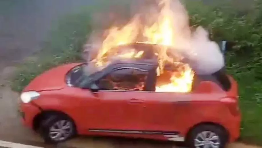 ಮಡಿಕೇರಿ | ತಾಂತ್ರಿಕ ದೋಷ : ರಸ್ತೆಯಲ್ಲೇ ಹೊತ್ತಿ ಉರಿದ ಕಾರು