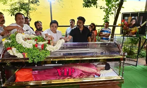 ಸಕಲ ಪೊಲೀಸ್ ಗೌರವಗಳೊಂದಿಗೆ ನಿರೂಪಕಿ ಅಪರ್ಣಾ ಅಂತ್ಯಕ್ರಿಯೆ