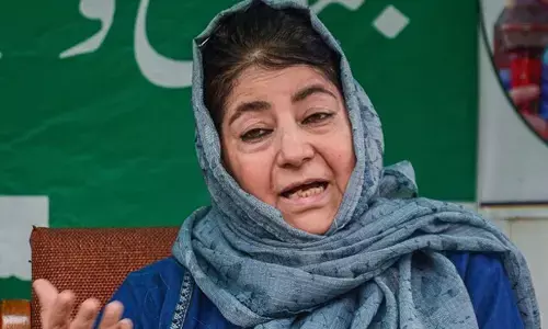 ‘ಹುತಾತ್ಮರ ಸಮಾಧಿ’ಗೆ ಭೇಟಿ ನೀಡುವುದನ್ನು ತಡೆಯಲು ನಮ್ಮನ್ನು ಗೃಹಬಂಧನದಲ್ಲಿ ಇಡಲಾಗಿದೆ: ಮೆಹಬೂಬ ಮುಫ್ತಿ, ಇತರ ರಾಜಕೀಯ ನಾಯಕರ ಆರೋಪ