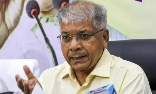 ಸಂವಿಧಾನ ಗೌರವಿಸುತ್ತೀರಾದರೆ ಮನುಸ್ಮೃತಿ ಸುಟ್ಟು ಹಾಕಿ : ಮೋದಿ, ರಾಹುಲ್‌ಗೆ ಪ್ರಕಾಶ್ ಅಂಬೇಡ್ಕರ್ ಸವಾಲು