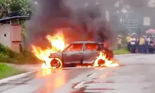 ಮಡಿಕೇರಿ | ತಾಂತ್ರಿಕ ದೋಷ : ರಸ್ತೆಯಲ್ಲೇ ಹೊತ್ತಿ ಉರಿದ ಕಾರು