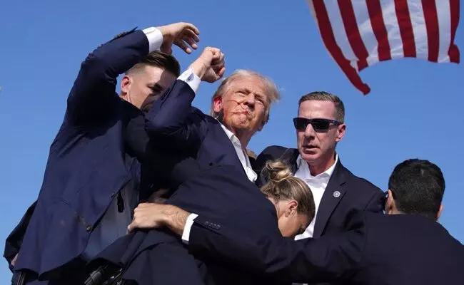 ಬಲ ಕಿವಿಯ ಮೇಲ್ಭಾಗಕ್ಕೆ ಗುಂಡು ತಗುಲಿದೆ: ದಾಳಿ ಬಳಿಕ ಟ್ರಂಪ್ ಹೇಳಿಕೆ ಬಲ ಕಿವಿಯ ಮೇಲ್ಭಾಗಕ್ಕೆ ಗುಂಡು ತಗುಲಿದೆ: ದಾಳಿ ಬಳಿಕ ಟ್ರಂಪ್ ಹೇಳಿಕೆ