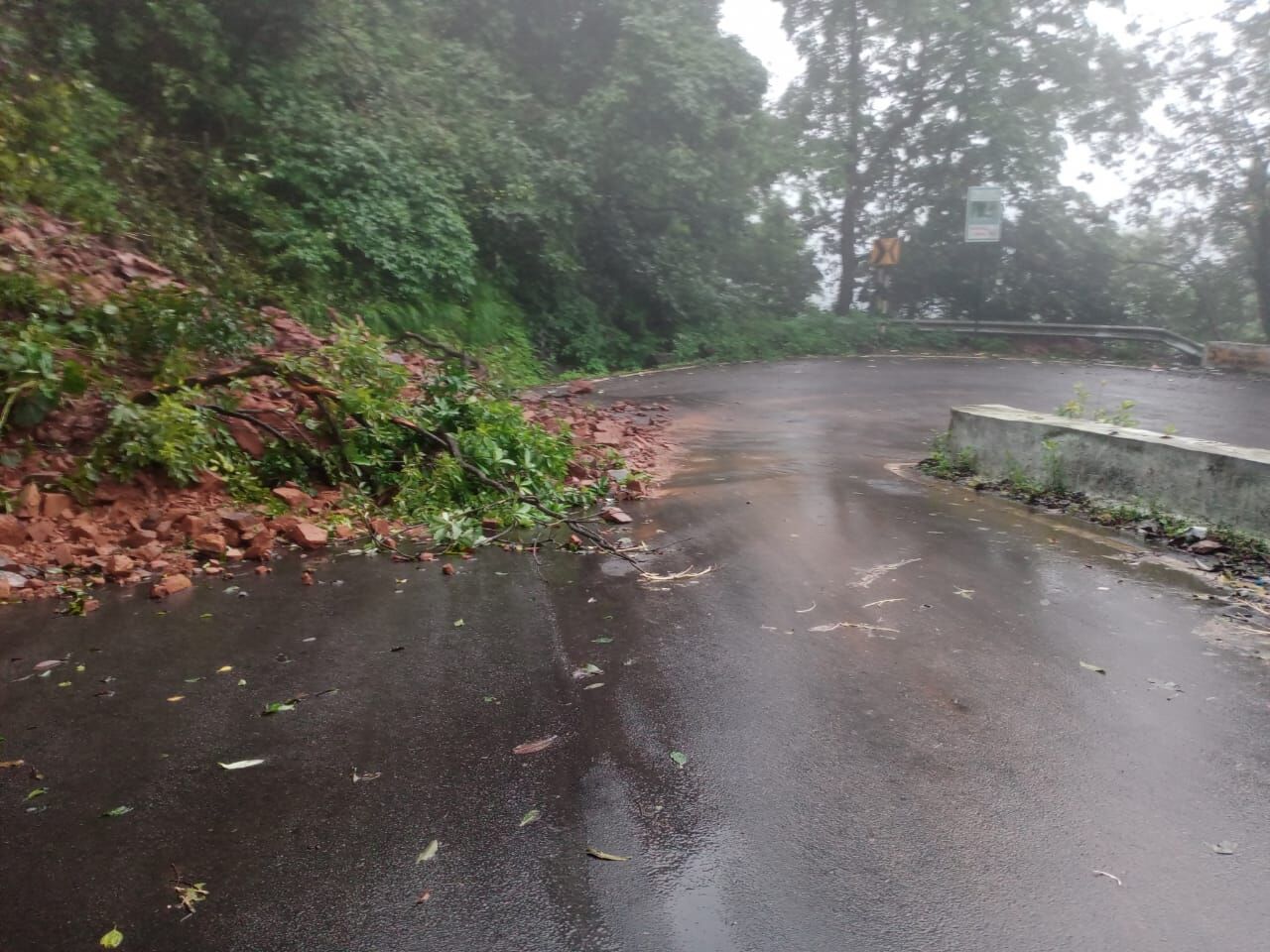 ಆಗುಂಬೆ ಘಾಟಿಯ ಐದನೇ ತಿರುವಿನಲ್ಲಿ ಗುಡ್ಡ ಕುಸಿತ