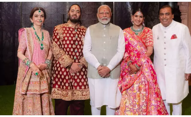 ಮುಕೇಶ್ ಅಂಬಾನಿ ಪುತ್ರನ ವಿವಾಹಕ್ಕೆ ಹಾಜರಾದ ಪ್ರಧಾನಿ ಮೋದಿ ; ಹಿರಿಯ ವಕೀಲ ಪ್ರಶಾಂತ್ ಭೂಷಣ್ ಟೀಕೆ