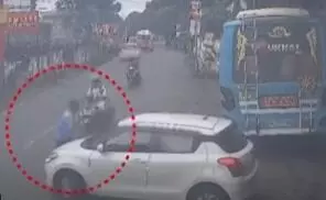 ಪೆಟ್ರೋಲ್ ಪಂಪ್ ಸಿಬ್ಬಂದಿಯನ್ನು ಕಾರಿನ ಬಾನೆಟ್ ಮೇಲೆ 1 ಕಿಮೀ ಎಳೆದೊಯ್ದ ಪೊಲೀಸ್ ಅಧಿಕಾರಿ; ವಿಡಿಯೊ ವೈರಲ್