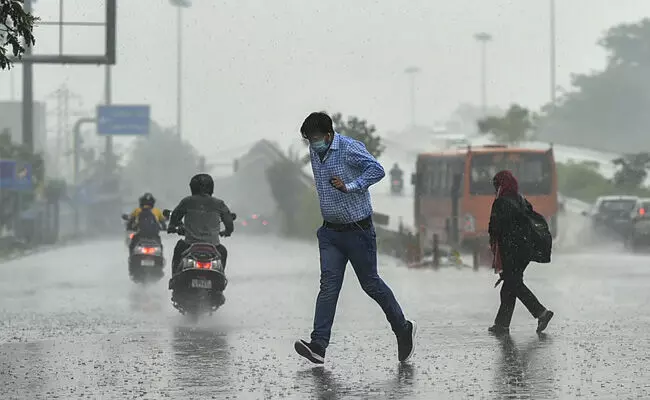 ಪಶ್ಚಿಮ ಕರಾವಳಿಯಲ್ಲಿ ಮುಂದುವರಿದ ಭಾರೀ ಮಳೆ ಪಶ್ಚಿಮ ಕರಾವಳಿಯಲ್ಲಿ ಮುಂದುವರಿದ ಭಾರೀ ಮಳೆ