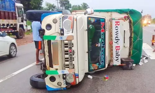 ಮುಳ್ಳಿಕಟ್ಟೆ: ಹೆದ್ದಾರಿ ಮಧ್ಯೆ ಪಿಕಪ್ ಪಲ್ಟಿ; ಚಾಲಕನಿಗೆ ಗಾಯ