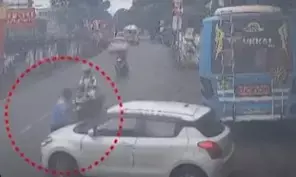 ಪೆಟ್ರೋಲ್ ಪಂಪ್ ಸಿಬ್ಬಂದಿಯನ್ನು ಕಾರಿನ ಬಾನೆಟ್ ಮೇಲೆ 1 ಕಿಮೀ ಎಳೆದೊಯ್ದ ಪೊಲೀಸ್ ಅಧಿಕಾರಿ; ವಿಡಿಯೊ ವೈರಲ್