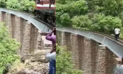 ರೈಲು ಹಳಿಯಲ್ಲಿ ಫೊಟೋ ಶೂಟ್ | ರೈಲು ಹತ್ತಿರ ಬಂದಾಗ ಸೇತುವೆಯಿಂದ 90 ಅಡಿ ಆಳಕ್ಕೆ ಜಿಗಿದ ದಂಪತಿ!