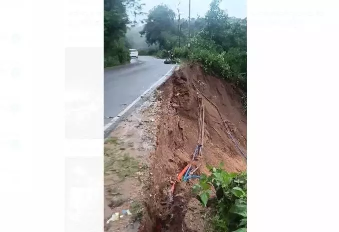 ಚಿಕ್ಕಮಗಳೂರಿನಲ್ಲಿ ಮುಂದುವರಿದ ಮಳೆಯಬ್ಬರ: ಅಲ್ಲಲ್ಲಿ ರಸ್ತೆ ಕುಸಿತ, ಸೇತುವೆ ಮುಳುಗಡೆ ಚಿಕ್ಕಮಗಳೂರಿನಲ್ಲಿ ಮುಂದುವರಿದ ಮಳೆಯಬ್ಬರ: ಅಲ್ಲಲ್ಲಿ ರಸ್ತೆ ಕುಸಿತ, ಸೇತುವೆ ಮುಳುಗಡೆ