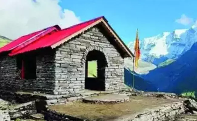ಉತ್ತರಾಖಂಡ: ಹಿಮ ಪರ್ವತದಲ್ಲಿ ಅಕ್ರಮ ಮಂದಿರ ನಿರ್ಮಿಸಿದ ದೇವಮಾನವ