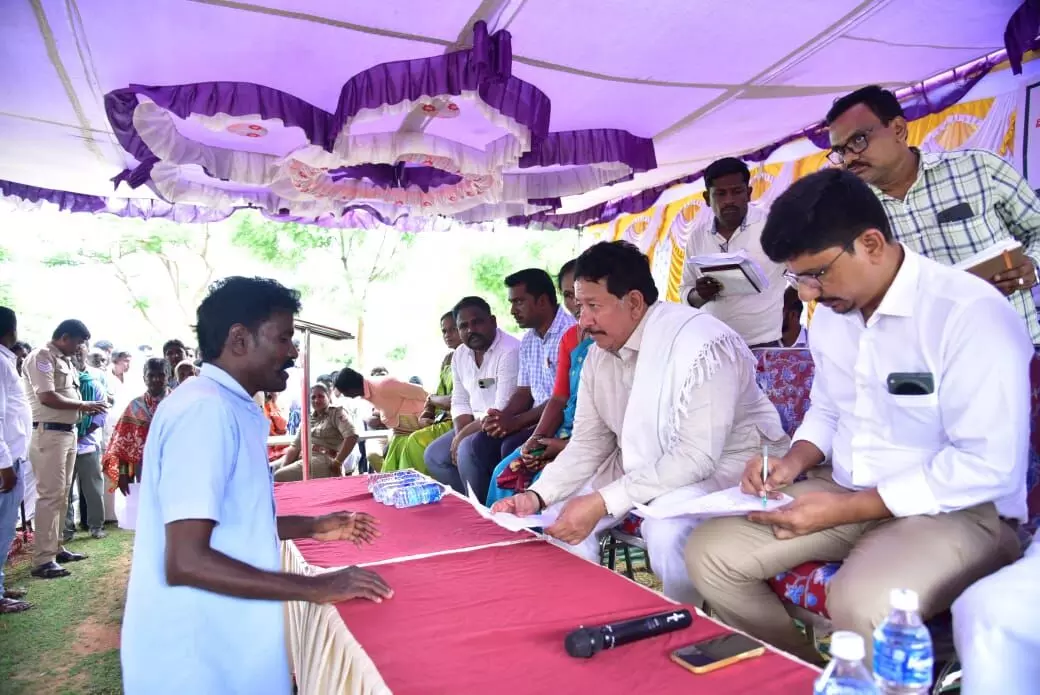 ಮಲಪನಗುಡಿಯಲ್ಲಿ ಶಾಸಕರ ಜನ ಸಂಪರ್ಕ ಸಭೆ ಮಲಪನಗುಡಿಯಲ್ಲಿ ಶಾಸಕರ ಜನ ಸಂಪರ್ಕ ಸಭೆ