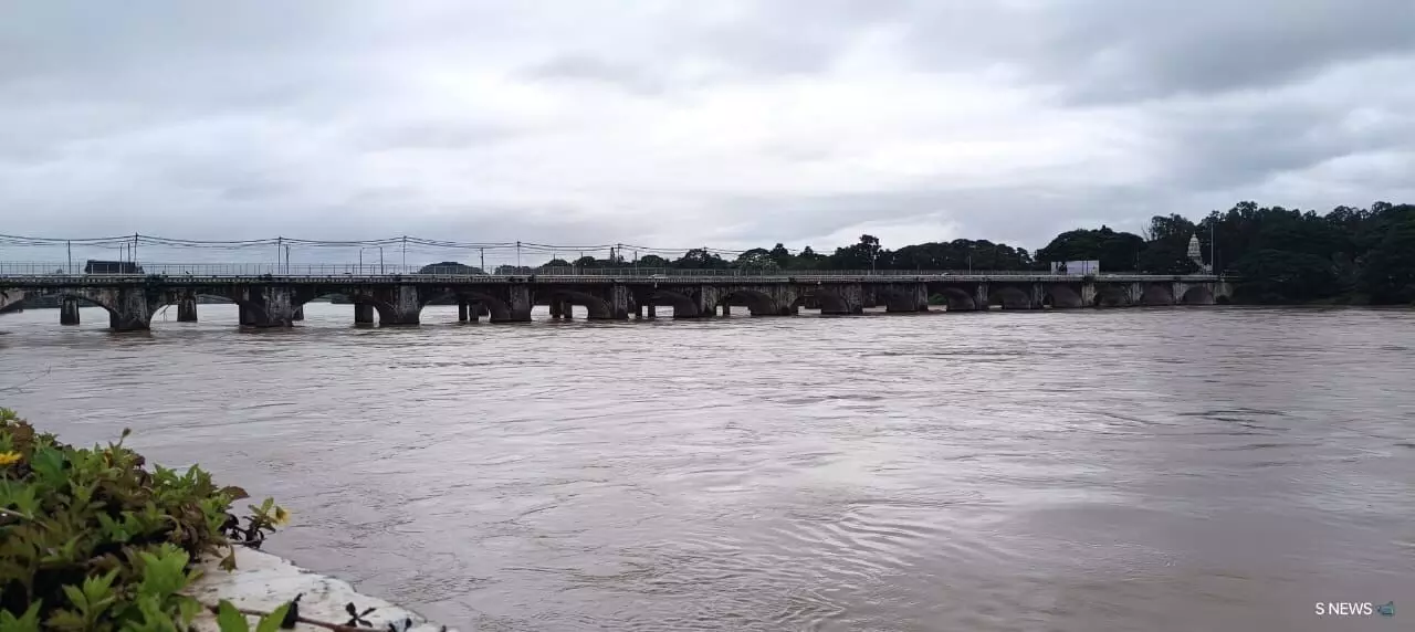 ಶಿವಮೊಗ್ಗ ಜಿಲ್ಲೆಯಾದ್ಯಂತ ಭಾರೀ ಮಳೆ: ಅಪಾಯದ ಮಟ್ಟದಲ್ಲಿ ಹರಿಯುತ್ತಿರುವ ತುಂಗಾ ನದಿ