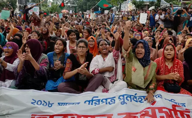 ಬಾಂಗ್ಲಾ | ಉದ್ಯೋಗ ಮೀಸಲಾತಿ ವಿರೋಧಿಸಿ ವಿದ್ಯಾರ್ಥಿಗಳ ಪ್ರತಿಭಟನೆ, 100ಕ್ಕೂ ಹೆಚ್ಚು ಮಂದಿಗೆ ಗಾಯ ಬಾಂಗ್ಲಾ | ಉದ್ಯೋಗ ಮೀಸಲಾತಿ ವಿರೋಧಿಸಿ ವಿದ್ಯಾರ್ಥಿಗಳ ಪ್ರತಿಭಟನೆ, 100ಕ್ಕೂ ಹೆಚ್ಚು ಮಂದಿಗೆ ಗಾಯ