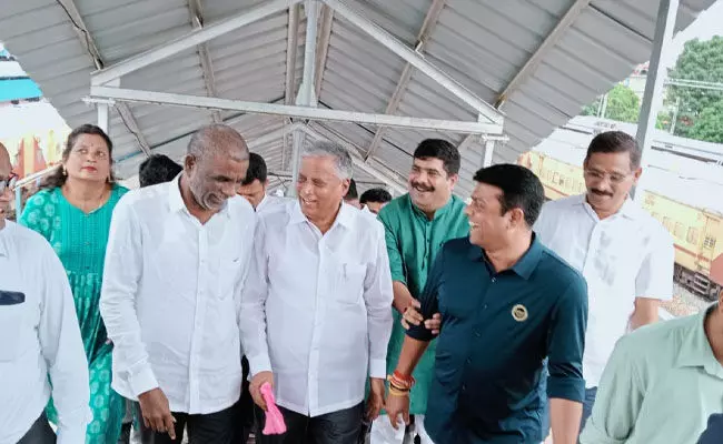 ಮಂಗಳೂರು ಸೆಂಟ್ರಲ್ ರೈಲ್ವೆ ನಿಲ್ದಾಣ ಮೇಲ್ದರ್ಜೆಗೆ 2 ತಿಂಗಳಲ್ಲಿ ರೂಪುರೇಷೆ: ವಿ. ಸೋಮಣ್ಣ ಮಂಗಳೂರು ಸೆಂಟ್ರಲ್ ರೈಲ್ವೆ ನಿಲ್ದಾಣ ಮೇಲ್ದರ್ಜೆಗೆ 2 ತಿಂಗಳಲ್ಲಿ ರೂಪುರೇಷೆ: ವಿ. ಸೋಮಣ್ಣ