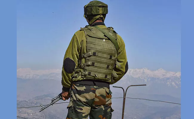 ಜಮ್ಮು ಕಾಶ್ಮೀರದಲ್ಲಿ 2021ರಿಂದೀಚಿನ ಉಗ್ರವಾದ ಘಟನೆಗಳಲ್ಲಿ ಭದ್ರತಾ ಸಿಬ್ಬಂದಿಗಳ ಶೇ. 40ರಷ್ಟು ಹತ್ಯೆಗಳು ಜಮ್ಮು ವಿಭಾಗದಲ್ಲಿ ನಡೆದಿವೆ: ವರದಿ ಜಮ್ಮು ಕಾಶ್ಮೀರದಲ್ಲಿ 2021ರಿಂದೀಚಿನ ಉಗ್ರವಾದ ಘಟನೆಗಳಲ್ಲಿ ಭದ್ರತಾ ಸಿಬ್ಬಂದಿಗಳ ಶೇ. 40ರಷ್ಟು ಹತ್ಯೆಗಳು ಜಮ್ಮು ವಿಭಾಗದಲ್ಲಿ ನಡೆದಿವೆ: ವರದಿ