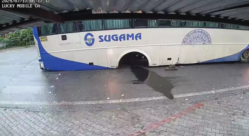 ಚಿಕ್ಕಮಗಳೂರು | ಚಲಿಸುತ್ತಿದ್ದಾಗಲೇ ಕಳಚಿ ಬಿದ್ದ ಬಸ್‌ನ ಟಯರ್ : ತಪ್ಪಿದ ಅನಾಹುತ