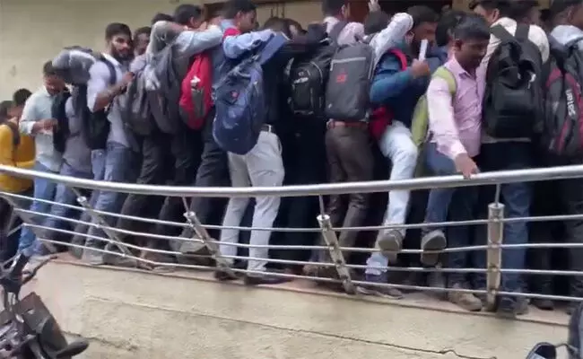 ಪ್ರಧಾನಿಯ ತವರು ಗುಜರಾತಿನಲ್ಲಿ 10 ಉದ್ಯೋಗಗಳಿಗಾಗಿ 1,800 ಆಕಾಂಕ್ಷಿಗಳು!