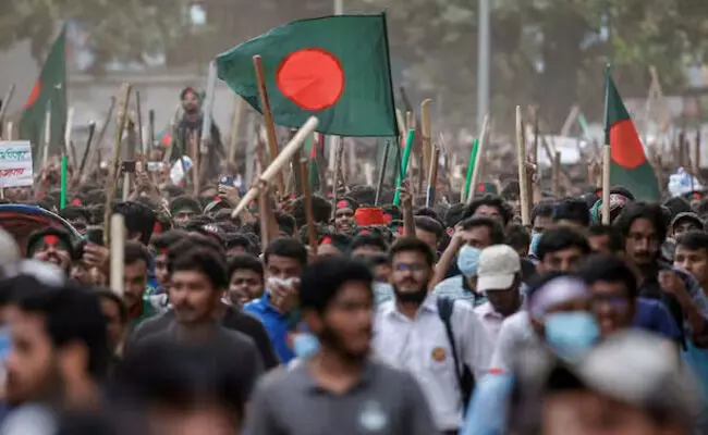 ಬಾಂಗ್ಲಾದೇಶ: ತೀವ್ರಗೊಂಡ ವಿದ್ಯಾರ್ಥಿಗಳ ಪ್ರತಿಭಟನೆ : 6 ಮಂದಿ ಸಾವು ; 400 ಮಂದಿಗೆ ಗಾಯ ಬಾಂಗ್ಲಾದೇಶ: ತೀವ್ರಗೊಂಡ ವಿದ್ಯಾರ್ಥಿಗಳ ಪ್ರತಿಭಟನೆ : 6 ಮಂದಿ ಸಾವು ; 400 ಮಂದಿಗೆ ಗಾಯ
