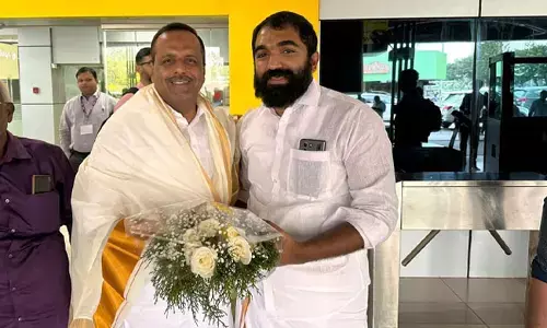 ಕೇರಳ: ಯು.ಟಿ ಖಾದರ್ ಅವರನ್ನು ವಿಮಾನ ನಿಲ್ದಾಣದಲ್ಲಿ ಸ್ವಾಗತಿಸಿದ  ಶಾಸಕ ಚಾಂಡಿ ಉಮ್ಮನ್