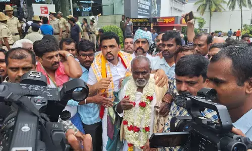 ಬೆಂಗಳೂರು | ಪಂಚೆ ಧರಿಸಿದ್ದಕ್ಕೆ ಮಾಲ್‍ನೊಳಗೆ ಪ್ರವೇಶ ನಿರಾಕರಿಸಿದ್ದ ಸಿಬ್ಬಂದಿಯಿಂದಲೇ ರೈತನಿಗೆ ಸನ್ಮಾನ!