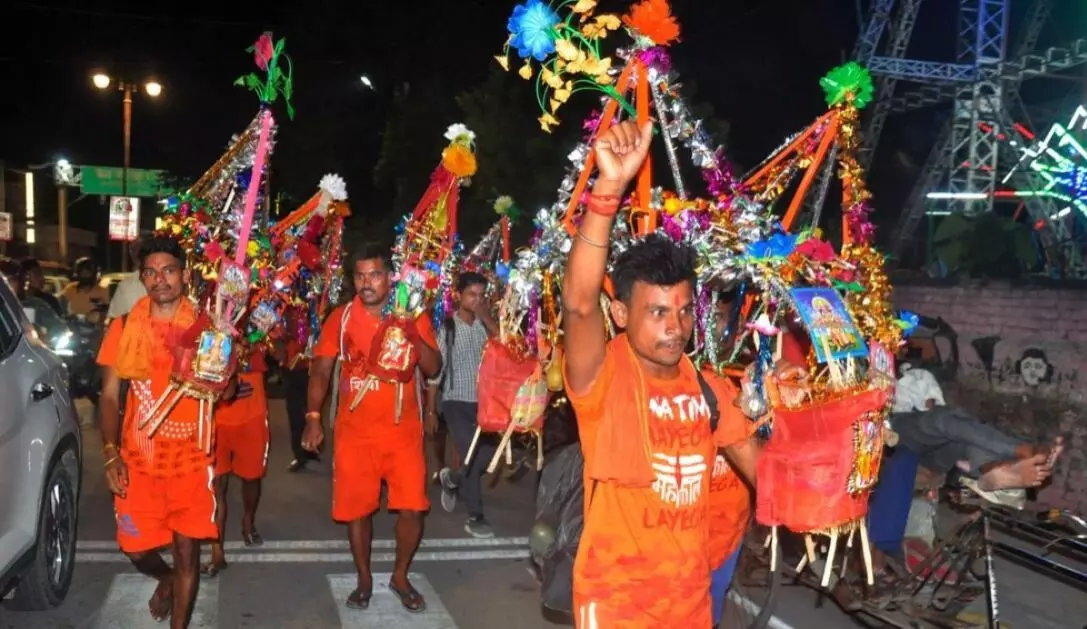 ಉತ್ತರ ಪ್ರದೇಶ| ಕನ್ವರ್ ಯಾತ್ರಾ ಮಾರ್ಗದ ಹೋಟೆಲಿಗರಿಗೆ ಹೆಸರು ಪ್ರದರ್ಶಿಸುವಂತೆ ಸೂಚನೆ; ವ್ಯಾಪಕ ಆಕ್ರೋಶ ಉತ್ತರ ಪ್ರದೇಶ| ಕನ್ವರ್ ಯಾತ್ರಾ ಮಾರ್ಗದ ಹೋಟೆಲಿಗರಿಗೆ ಹೆಸರು ಪ್ರದರ್ಶಿಸುವಂತೆ ಸೂಚನೆ; ವ್ಯಾಪಕ ಆಕ್ರೋಶ