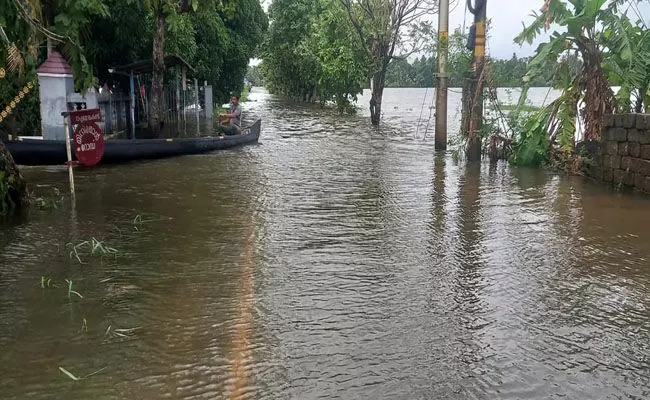 ಕೇರಳ: ಮಳೆ ಸಂಬಂಧಿತ ದುರ್ಘಟನೆಗಳಲ್ಲಿ ನಾಲ್ವರ ಮೃತ್ಯು, ವಯನಾಡಿನಲ್ಲಿ ರೆಡ್ ಅಲರ್ಟ್ ಕೇರಳ: ಮಳೆ ಸಂಬಂಧಿತ ದುರ್ಘಟನೆಗಳಲ್ಲಿ ನಾಲ್ವರ ಮೃತ್ಯು, ವಯನಾಡಿನಲ್ಲಿ ರೆಡ್ ಅಲರ್ಟ್