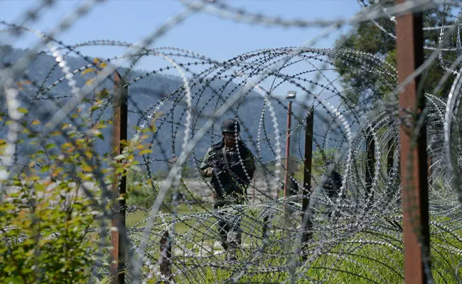 ಜಮ್ಮು-ಕಾಶ್ಮೀರ |ಗಡಿ ನುಸುಳಲು ಯತ್ನ ; ಭದ್ರತಾ ಪಡೆಯಿಂದ ಇಬ್ಬರ ಶಂಕಿತ ಭಯೋತ್ಪಾದಕರ ಹತ್ಯೆ ಜಮ್ಮು-ಕಾಶ್ಮೀರ |ಗಡಿ ನುಸುಳಲು ಯತ್ನ ; ಭದ್ರತಾ ಪಡೆಯಿಂದ ಇಬ್ಬರ ಶಂಕಿತ ಭಯೋತ್ಪಾದಕರ ಹತ್ಯೆ
